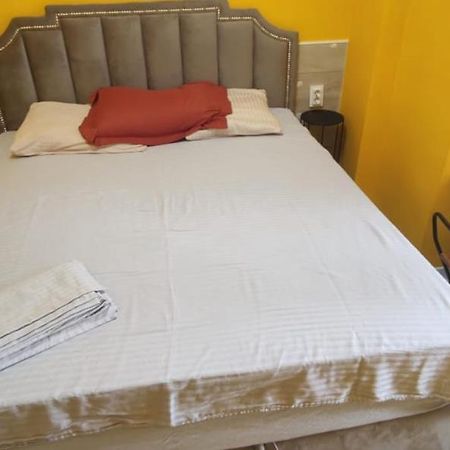 One Room With A Shared Bathroom Кишинів Екстер'єр фото